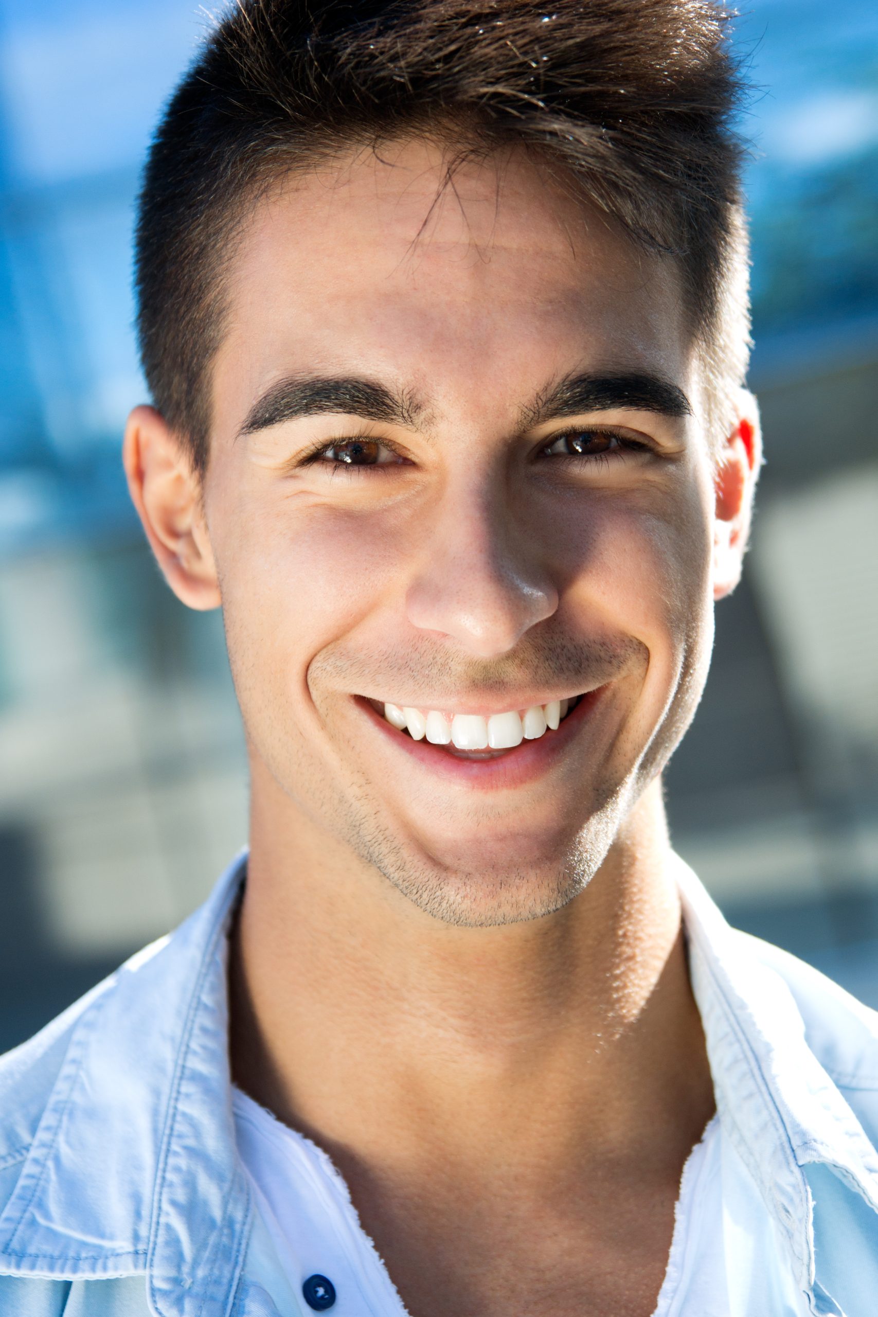invisilign hombre retrato de hombre joven guapo con sonrisa perfecta