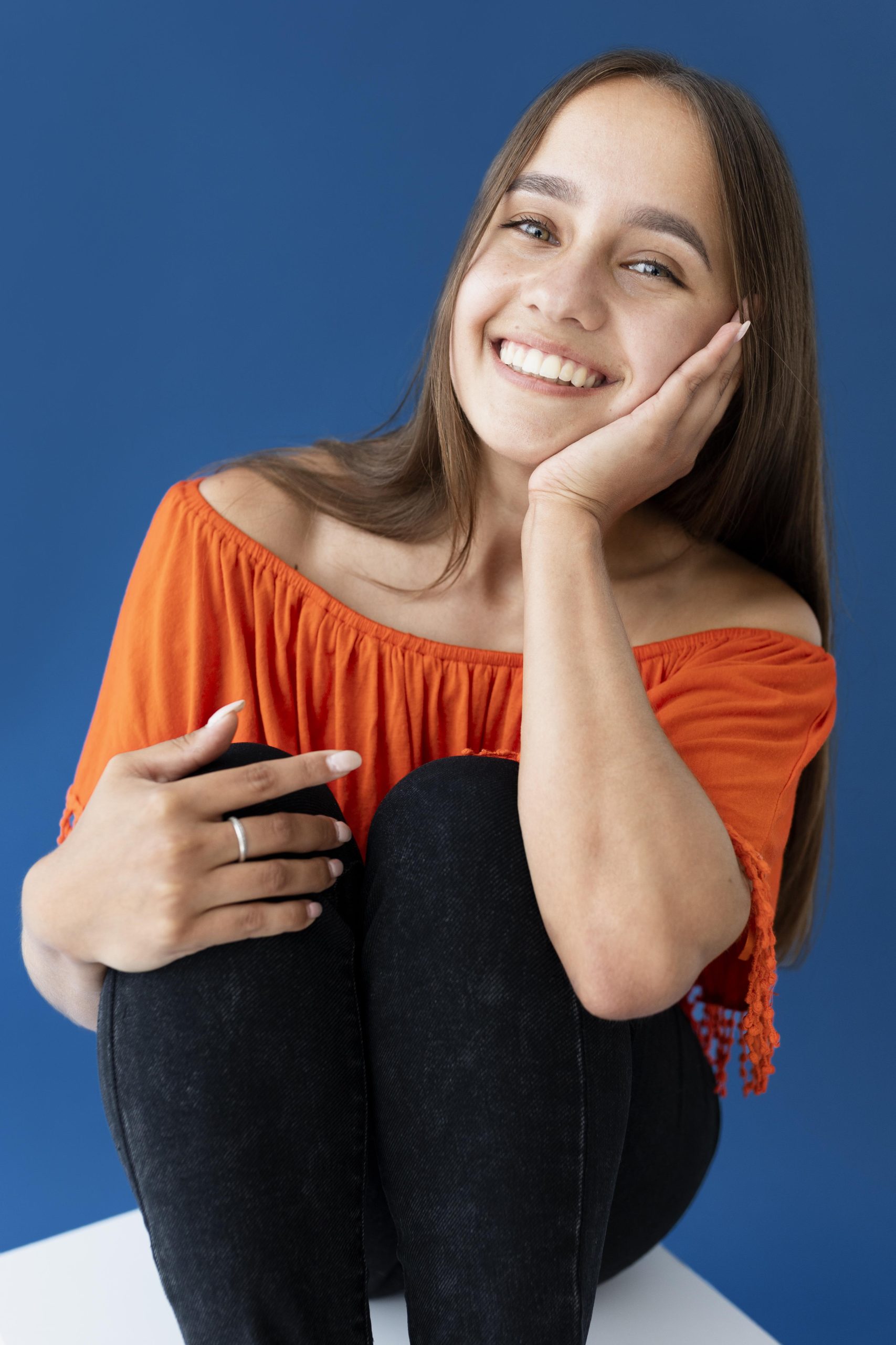 adolescente ortodoncia tenerife adoloscente en cuclillas mostrando su sonrisa ortodoncia